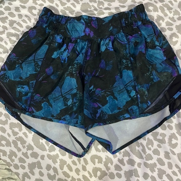 lululemon athletica Other - Lululemon Hotty Hot 4’’ Shorts Size 2